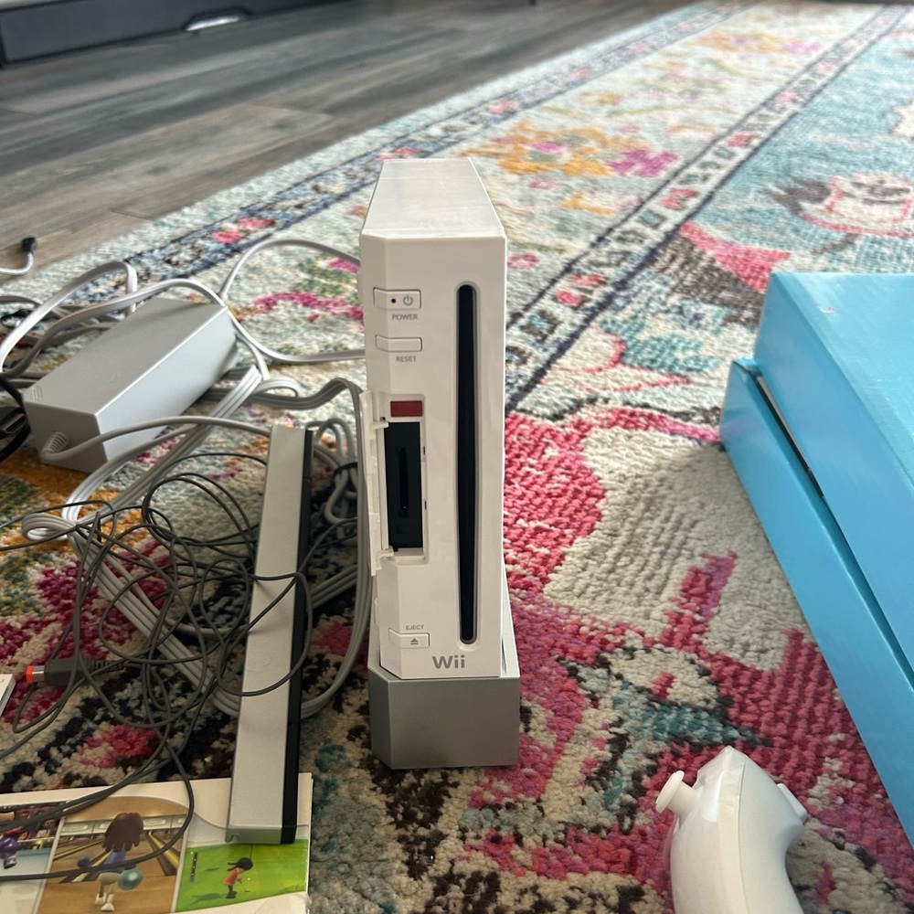 Nintendo Wii Console Set - White with Accessories - Picture 2 of 5